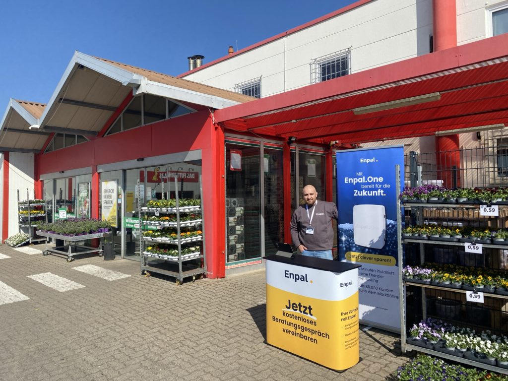 Enpal Promotionstand mit Promoter für persönliche Energieberatung und aktive Kundenansprache.